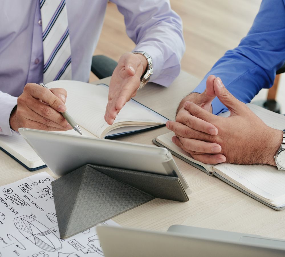 cropped-colleagues-generating-business-ideas1000x900